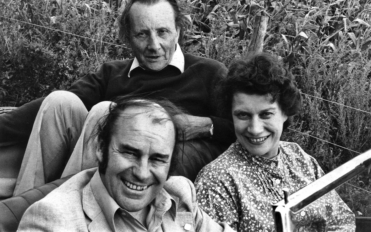 Julian Bream with Lennox and Freda Berkeley at Cherryfield Cottage, Tisbury, August 1976 (courtesy Humphrey Stone)