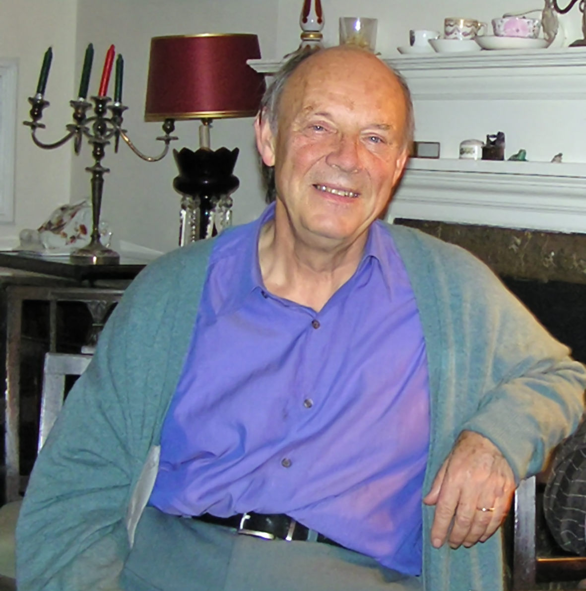 William Wynne Willson, characteristically informal and harmonious, at the
AGM of the Berkeley Society at Lady Berkeley’s flat in November 2004