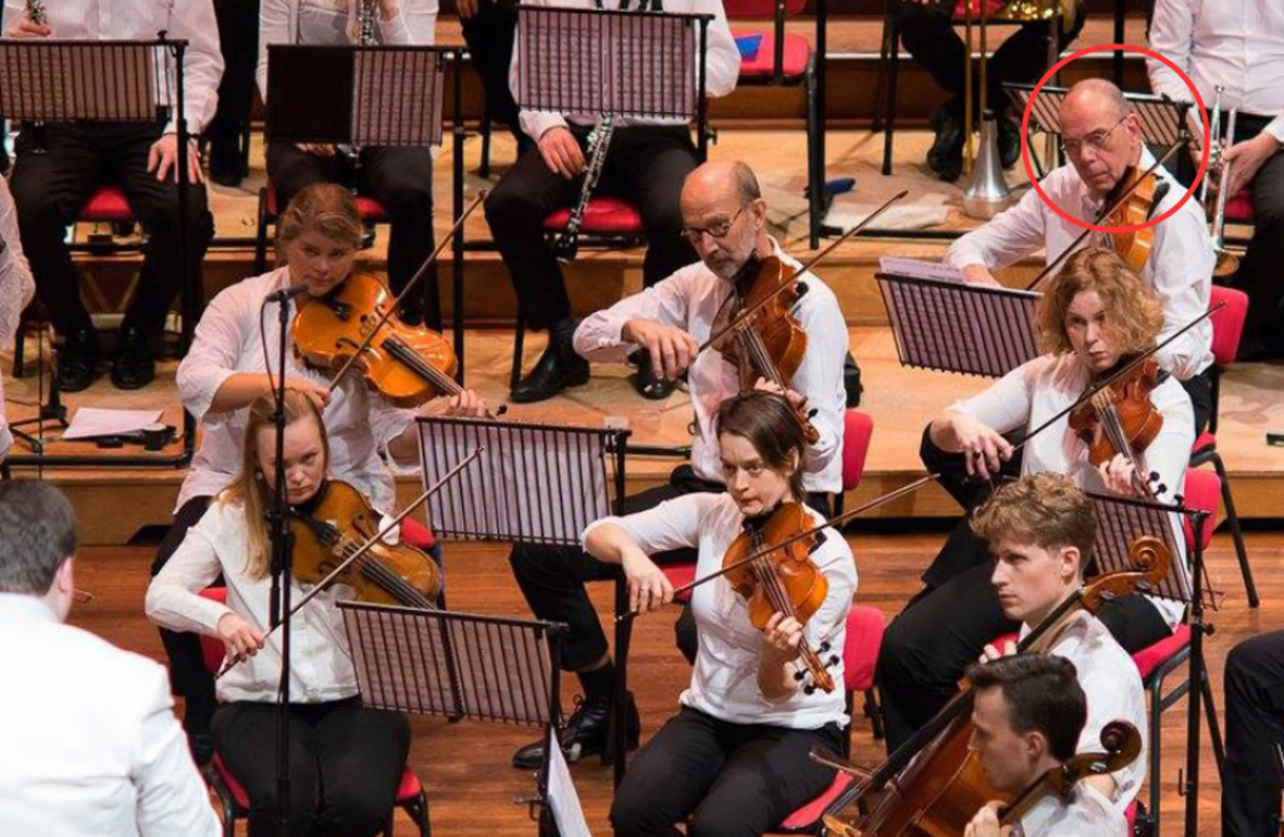 Jan van der Starre (top right) in the viola group of Weekend Opera Utrecht.