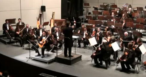Marco Vinicio Carnicelli performs the Lennox Berkeley Guitar Concerto in Mexico