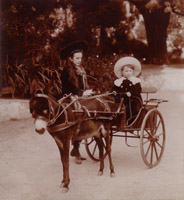 Lennox Berkeley (right) with cousin Lison (daughter of Annie Harris and Arthur, Baron d'Eppinghoven) at Menton, 2 March 1907